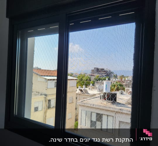 התקנת רשת הגנה שקופה נגד יונים מחוץ לחלון דירה